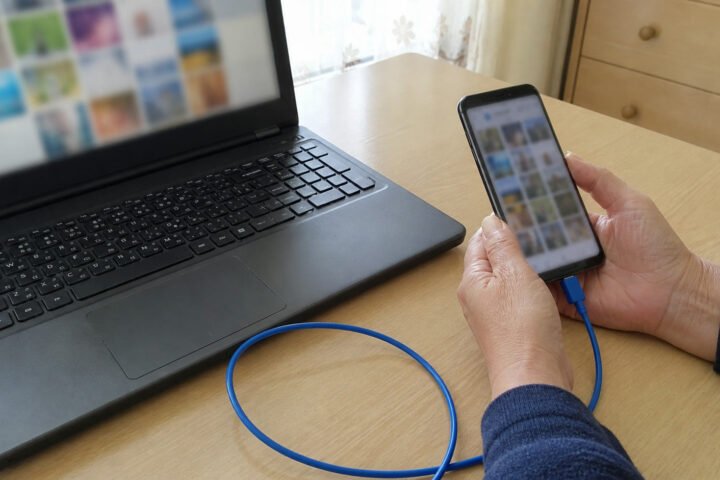 USB 케이블로 스마트폰과 Windows PC를 연결한 모습