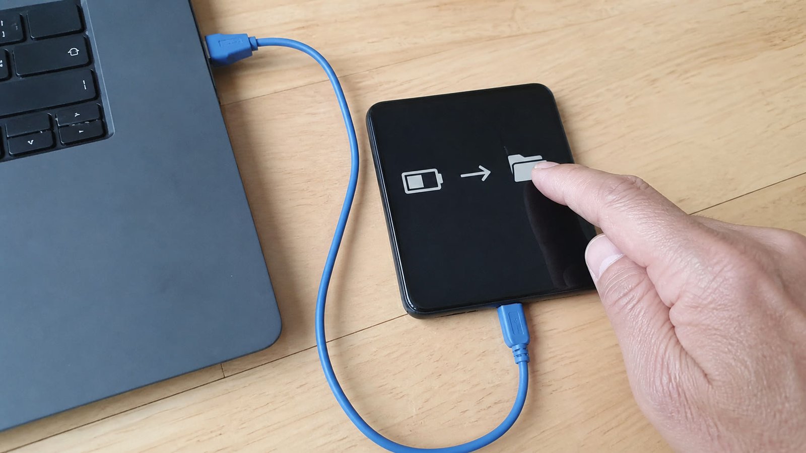 스마트폰 USB 사용 방식을 파일 전송으로 바꾸는 개념 이미지